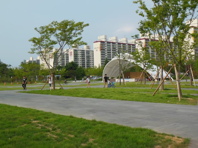 尚武市民公園を散策する人々